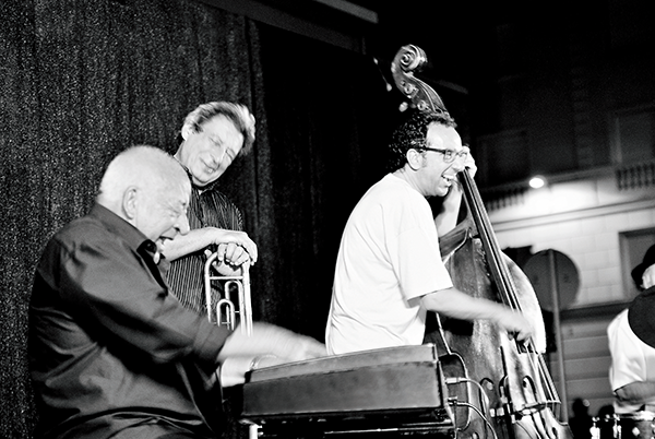 20150620ElJardiSantGervasi09_32_20150611ElJardiSantGervasiActosFiestasMayores_20150617JazzBotifarradaLucky Guri_DSC3188_bn