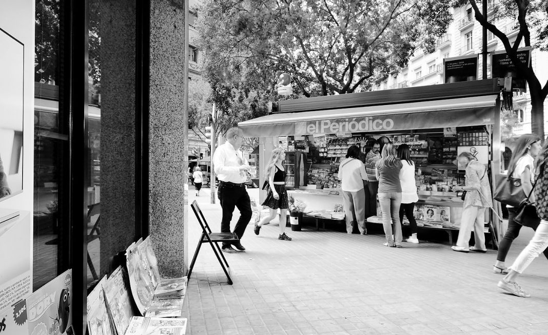 20160615QuioscoJuliaTraveseraSantGervasiTrabajandoJorgeTorrentJulia_DSC1505 copia